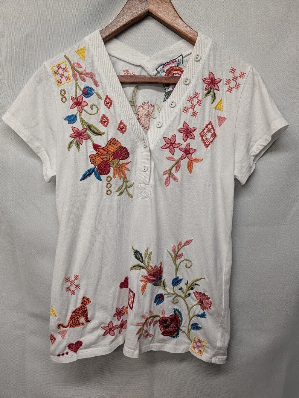 Johnny Was White Short Sleeve V-Neck Tee w/ Multicolor Floral Embroidery Size S